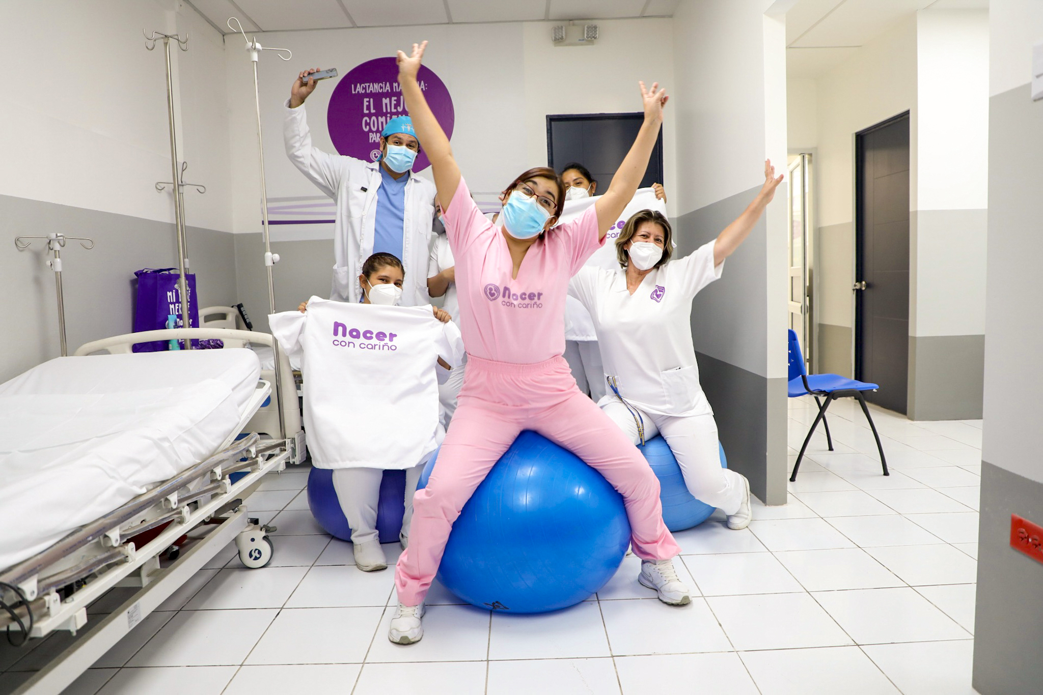 Primera Dama entrega nuevos uniformes a personal de maternidad primera-dama-entrega-nuevos-uniformes-a-personal-de-maternidad
